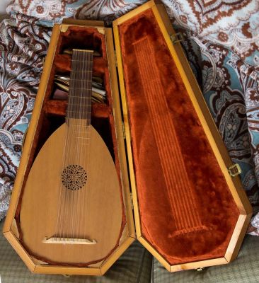 Hand-made Lute
Eight-course Renaissance Lute assembled from mail-order kit in 1979 with homemade plywood case
Keywords: lute