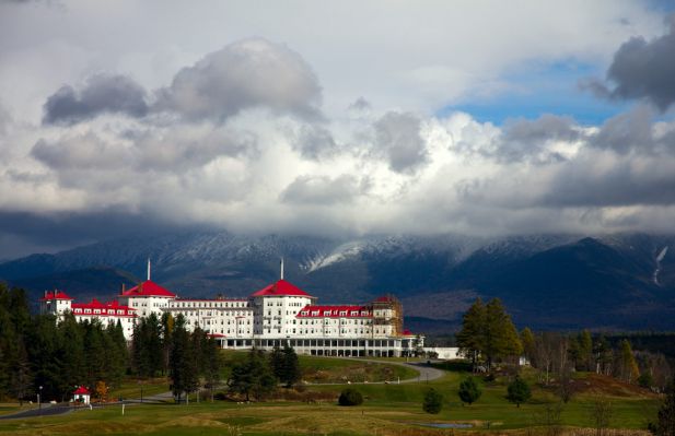 Mount Washington Hotel
Mount Washington Hotel with cloud-draped Presidential Range in the background
Keywords: white mountains mt washington hotel